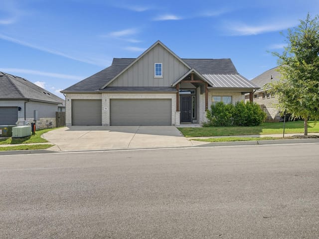 734 Treadwell LN