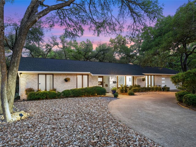 7401 Mesa Dr