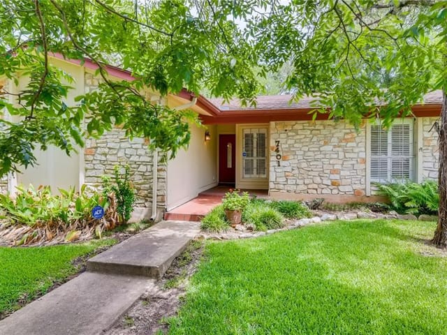 7401 Whispering Oaks Dr