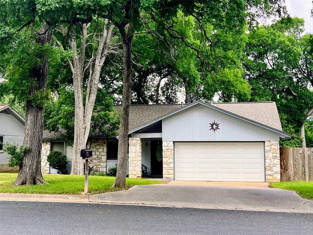 7404 Whispering Oaks Dr