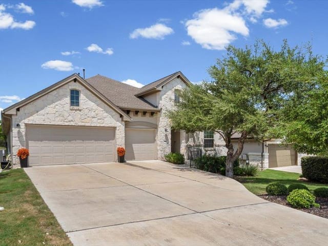 749 Jacksdaw DR