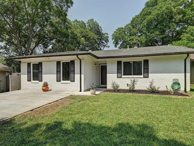 7602 Loganberry Dr