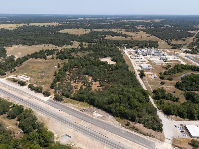 7604 N US Highway 77
