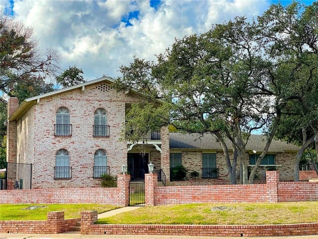 7606 Mesa Dr