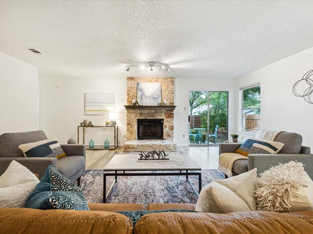 7611 Navarro Pl