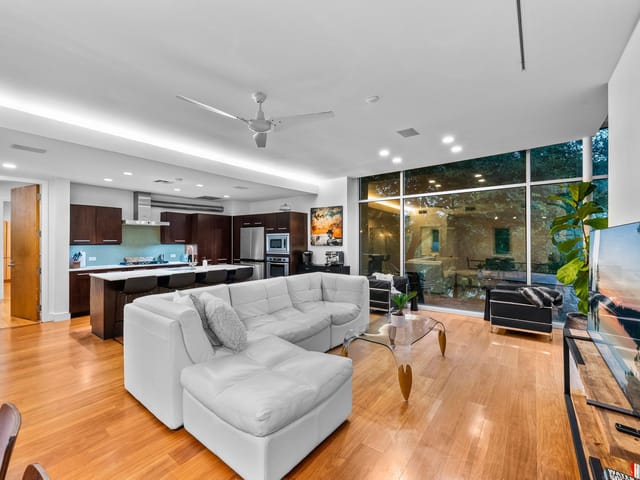7689 Delwau LN