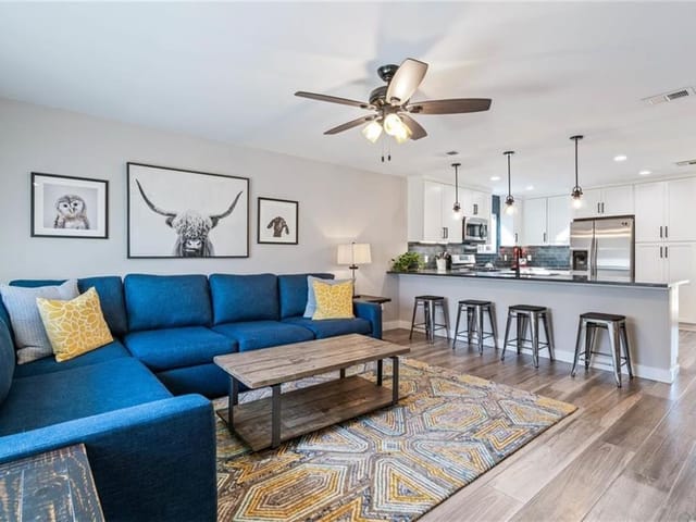 7706 Navarro Pl