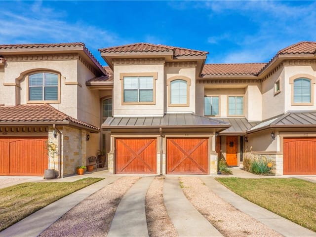 7800 Southwest PKWY Unit #611