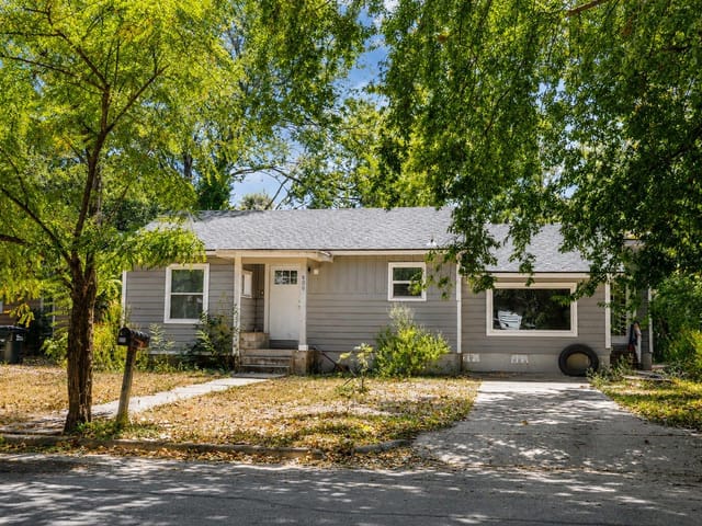 800 Barbara DR