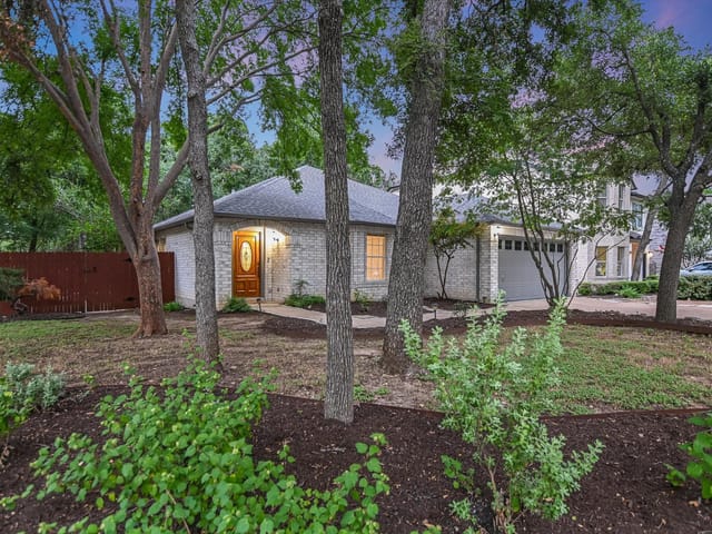 8001 Evadean Cir