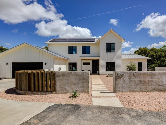 8009 Golden Oaks Ln