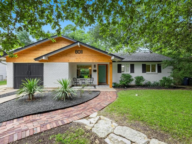 8011 Briarwood Ln