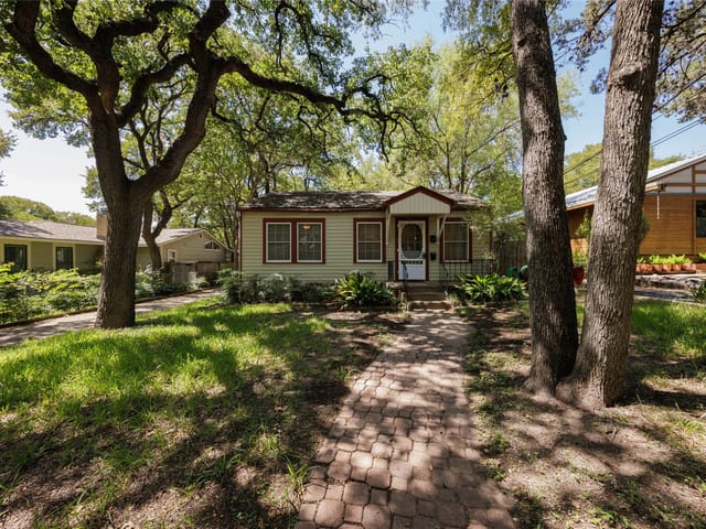 802 Wayside DR