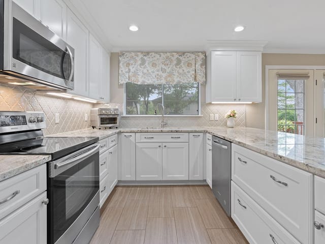 8021 Evadean Cir