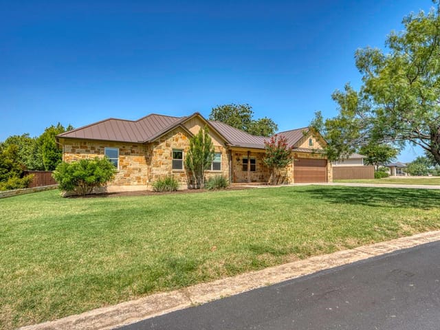 804 Four Oaks LN