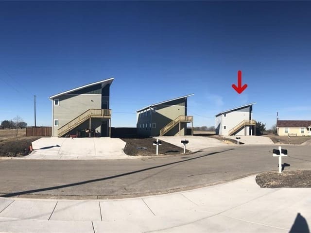 805 Hallie CV