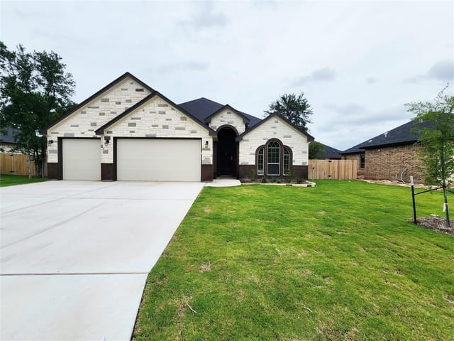 806 Eagle Heights DR