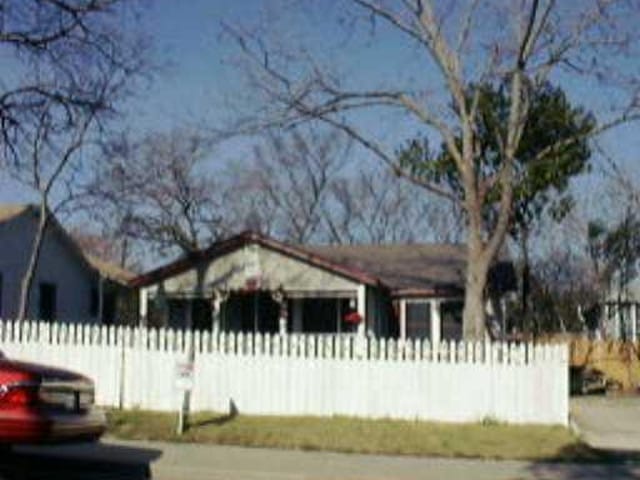 806 LIVE OAK STREET W
