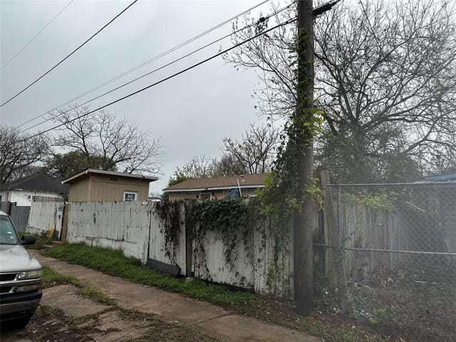 806 Valdez St