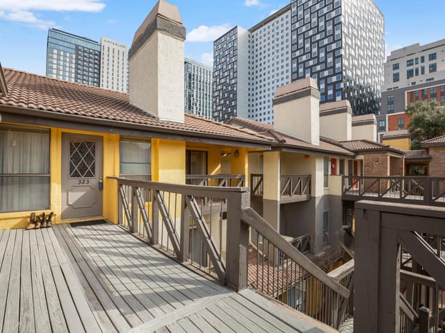 806 W 24th St Unit #323