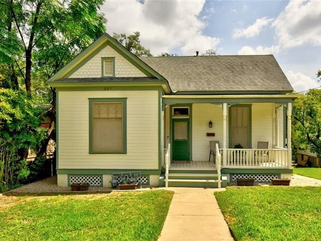 807 Baylor