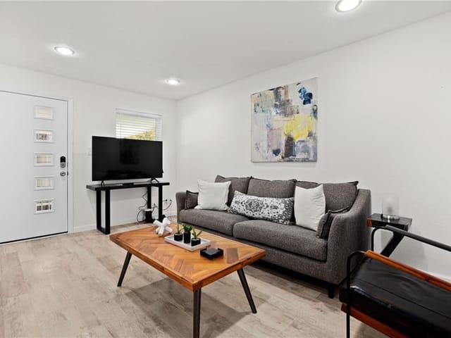 807 Blanco St Unit #302