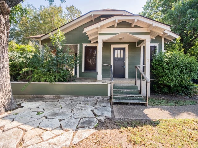 807 E 45 St