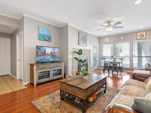 807 W 25th St Unit #216