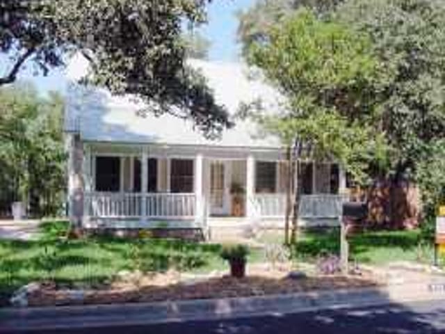 808 HERNDON LN