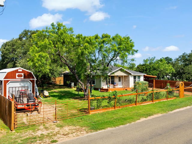 808 Pecan LN
