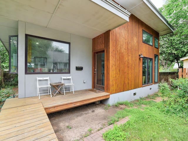 809 E 44th St