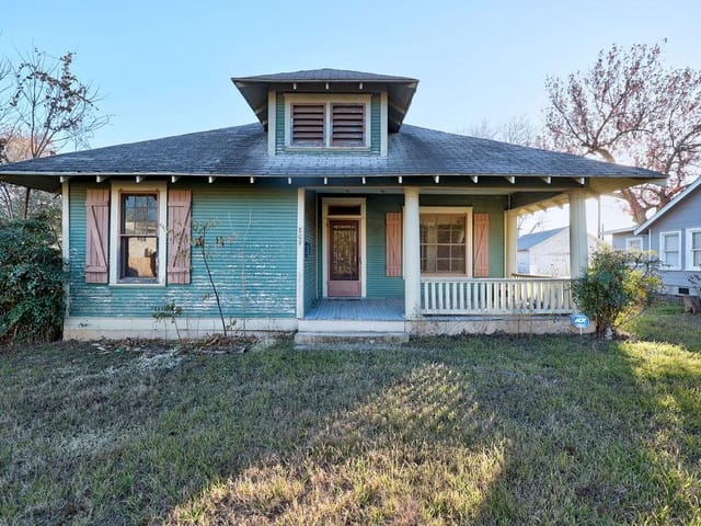 809 E 45th 1/2 St