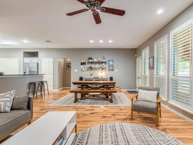 809 Hilltop DR