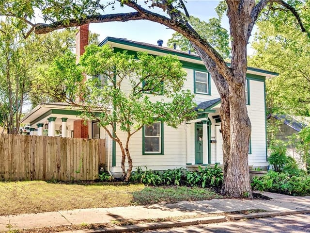 809 Leonard St