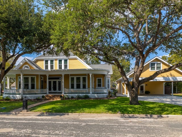 809  Paulus St