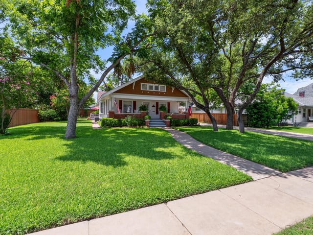 810 E University Ave