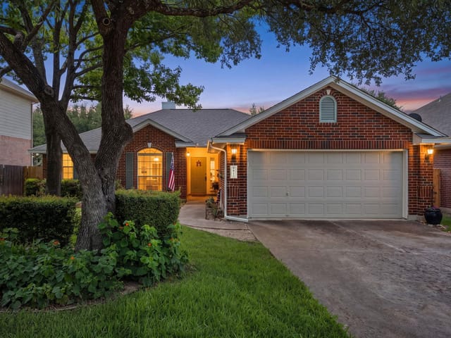 810 Hilltop DR