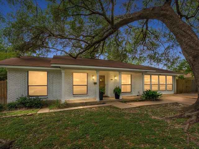 8102 Shadowood Dr