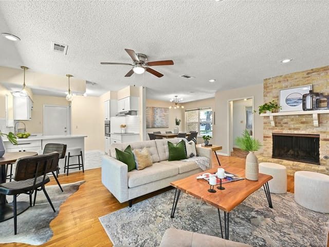 8104 RIPPLEWOOD Dr