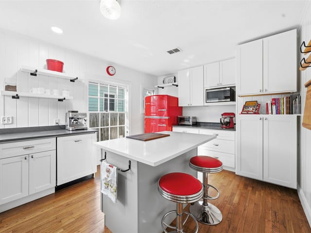 811 E 45th St