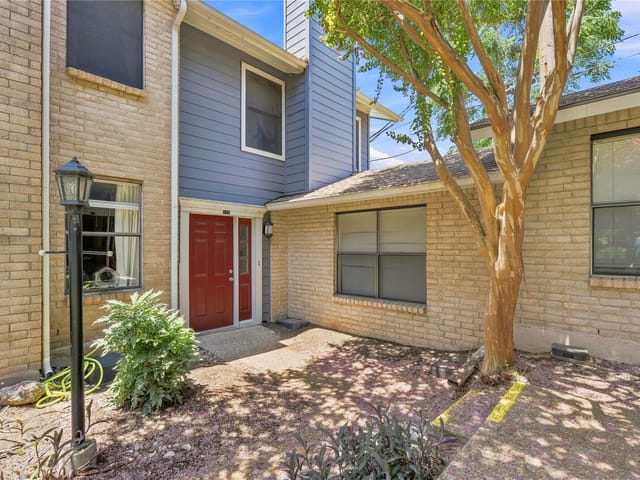 818 Banister LN