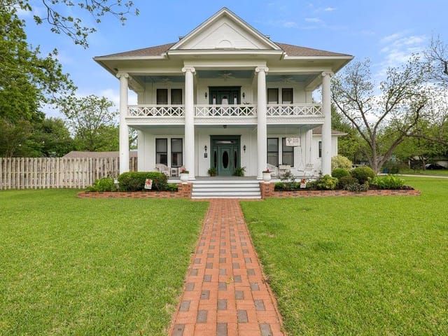 819 Hackberry St