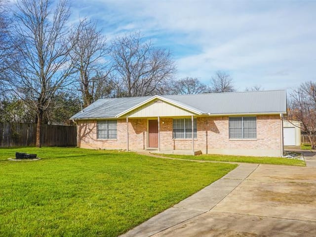 820 Eberhart Ln