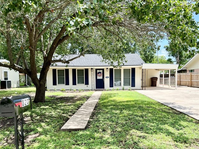 820 W Live Oak ST