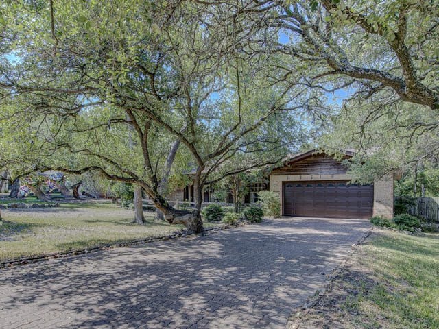 8205 Cliffview Dr