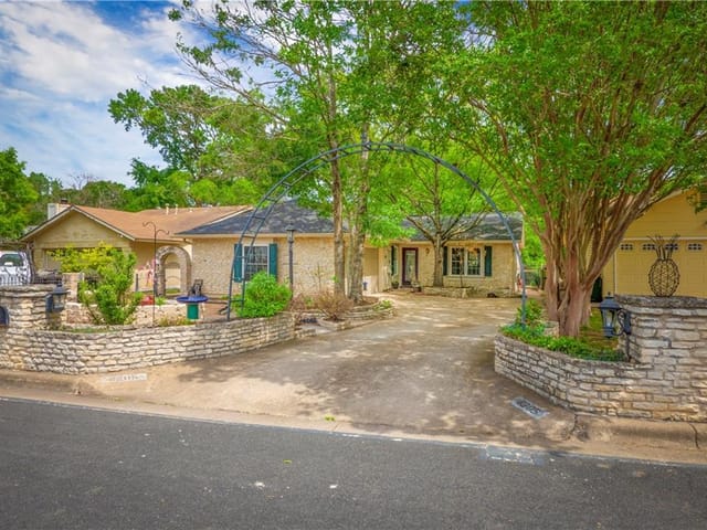 8205 Treehouse Ln