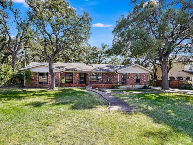 8207 Cliffview Dr