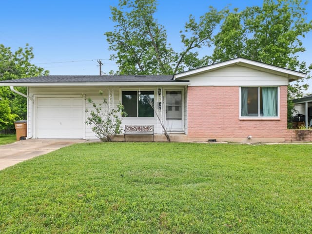 8207 Lazy LN