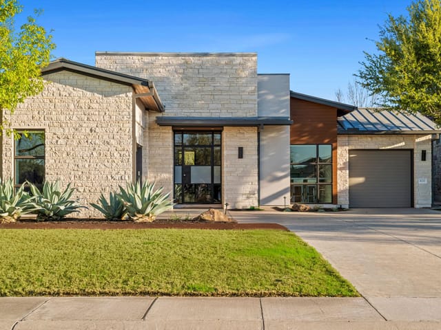8221 Carranzo DR