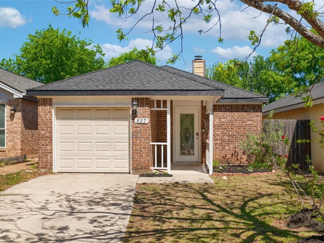 827 Topaz Ln